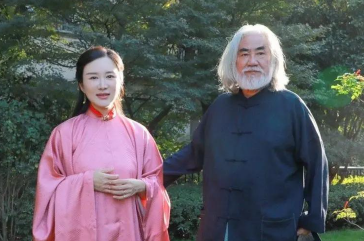 ​张纪中72岁又要当爹了吗？爱妻小腹隆起，让人怀疑是有身孕了