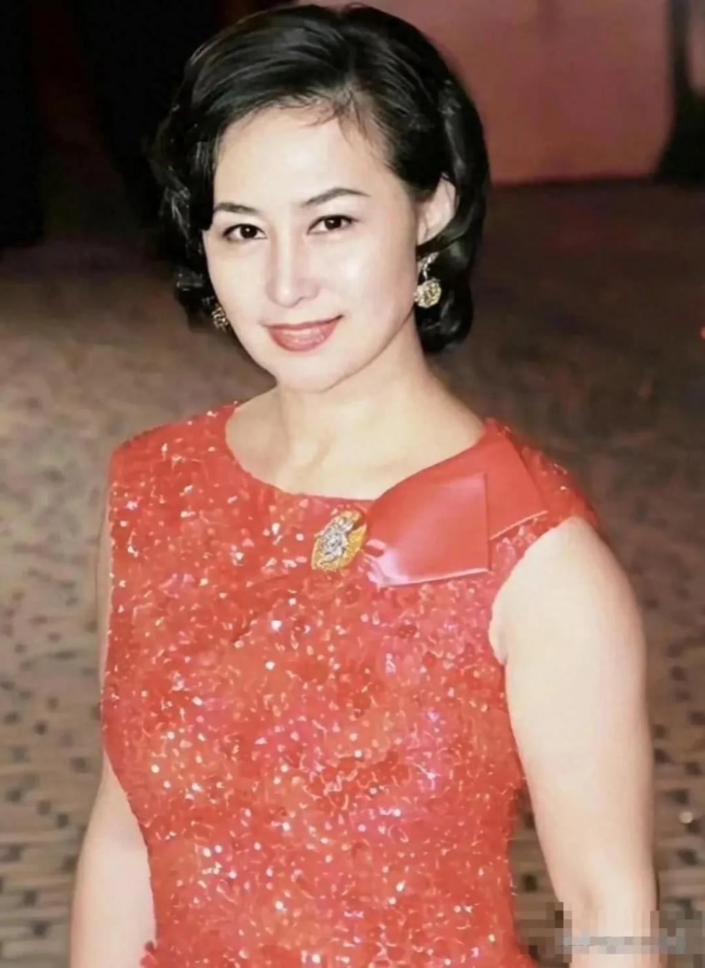 ​何超琼年轻时的20张照片，身材比例好好，难怪她一直仰着下巴拍照