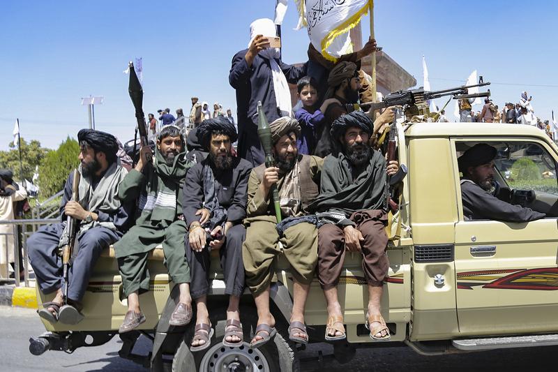 阿富汗塔利班武装安全人员游行,庆祝美军撤军两周年