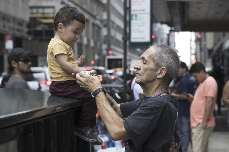 阿富汗塔利班武装安全人员游行,庆祝美军撤军两周年