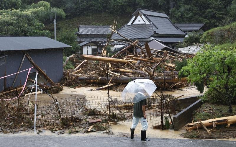 阿富汗塔利班武装安全人员游行,庆祝美军撤军两周年