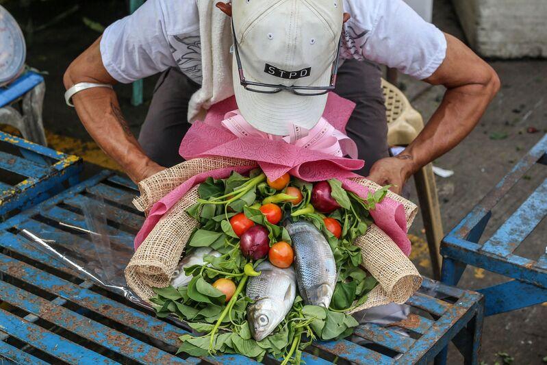 阿富汗塔利班武装安全人员游行,庆祝美军撤军两周年
