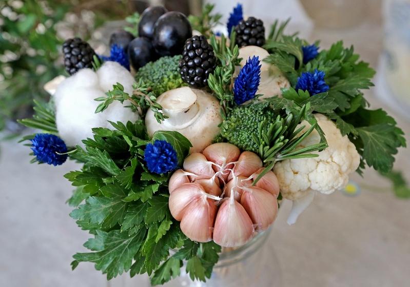 阿富汗塔利班武装安全人员游行,庆祝美军撤军两周年