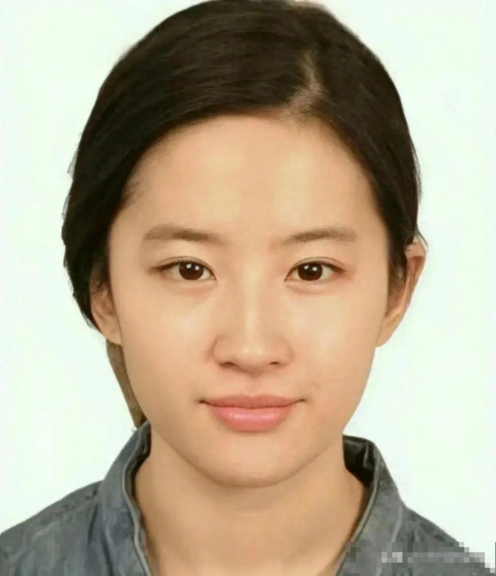 ​24位女明星证件照PK，没有对比就有伤害，谁是天生丽质？
