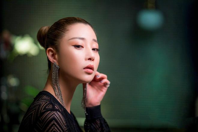 央八开播!没想到真敢拍!我躲过了殷桃,却被40岁女二号惊艳了