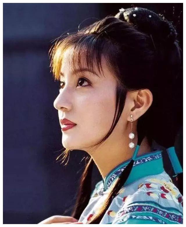 还珠格格第一部赵薇扎紫薇?还珠格格原定的主演