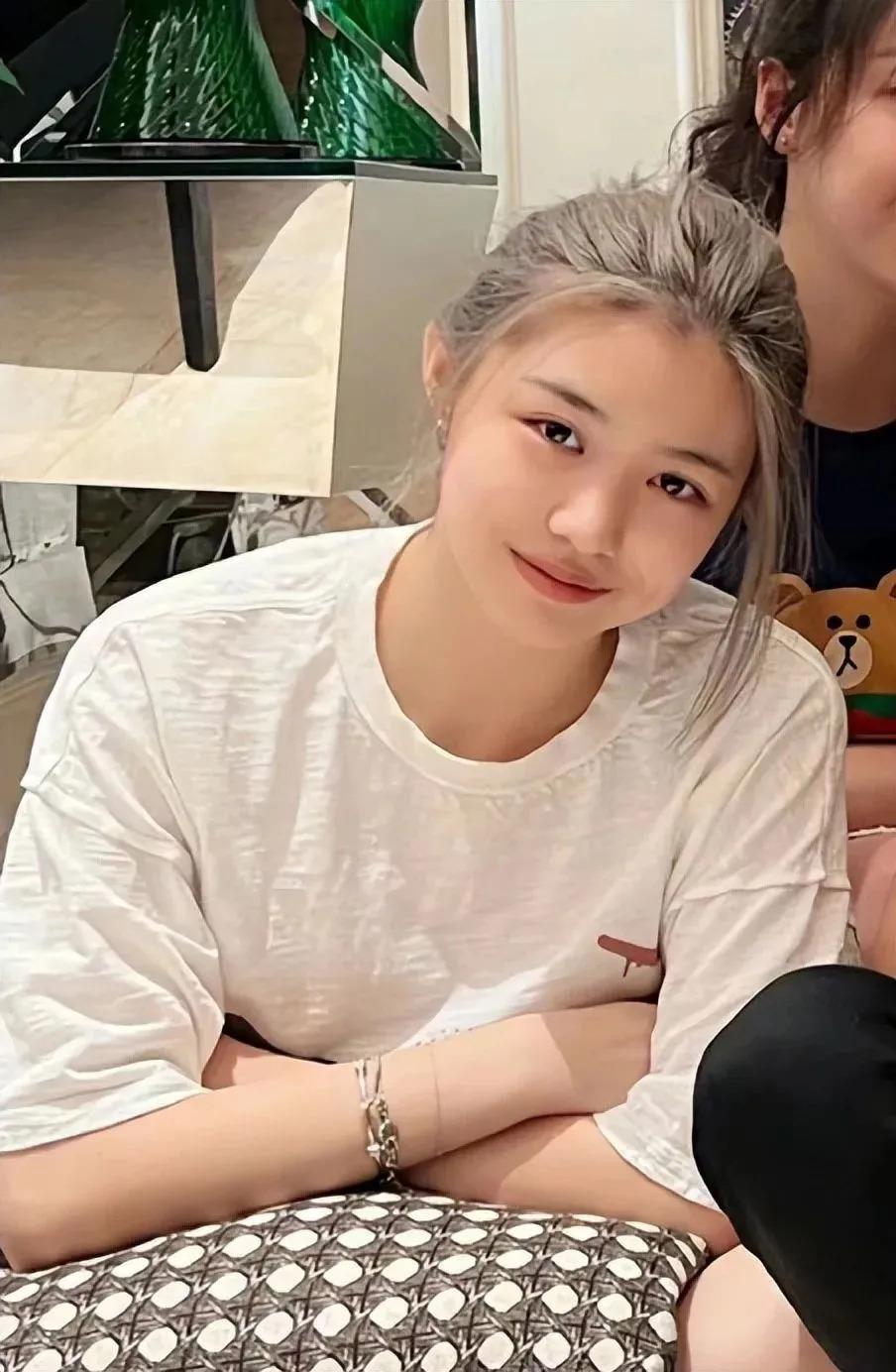 汪峰女儿18岁大变样,五官神似“年轻版李嘉欣”