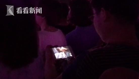 ​周杰伦演唱会男子淡定看电视剧 网友：心疼这张门票