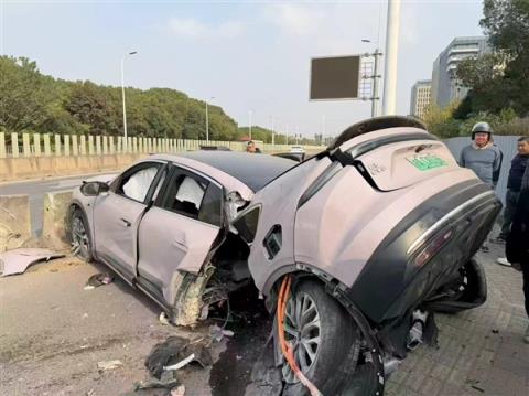 女子开蔚来EC6发生严重事故车体都断成两节：本人安然无恙(图1)