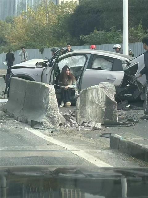 女子开蔚来EC6发生严重事故车体都断成两节：本人安然无恙(图3)