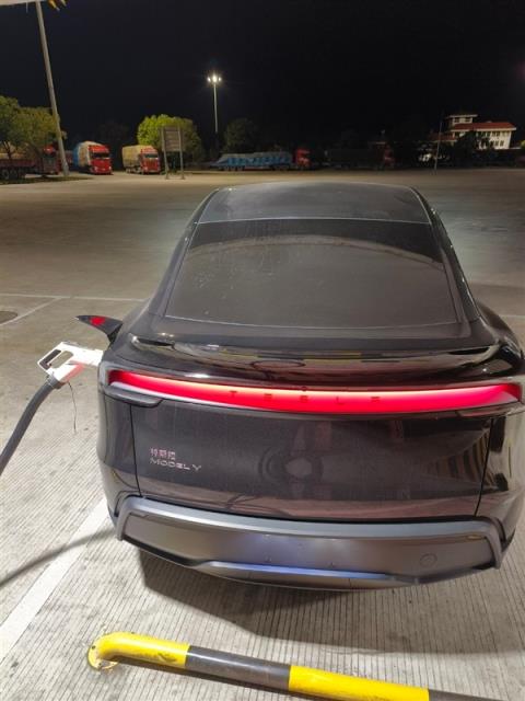 为拿到1.5万元置换补贴 有特斯拉车主从杭州飞到贵阳去提车(图2)