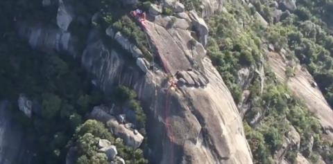 男子悬崖坠落200米被树救下 利用周边树枝烤火取暖  26小时后获救(图1)