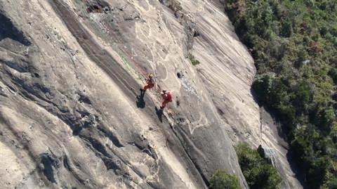 福建一男子从悬崖坠落被一棵树救下 官方科普登山需知(图1)
