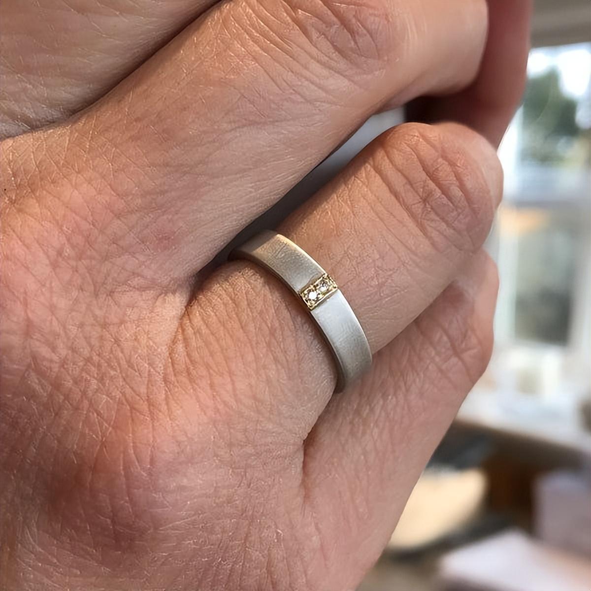 男人结婚戒指戴哪只手指?男人戴戒指的讲究