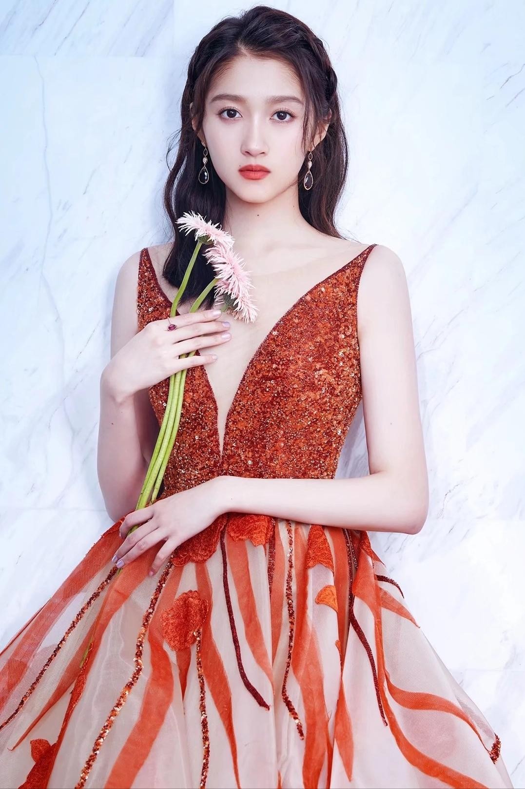 ​盘点关晓彤最火的十部电视剧，实力颜值双在线，娱乐圈90后代表