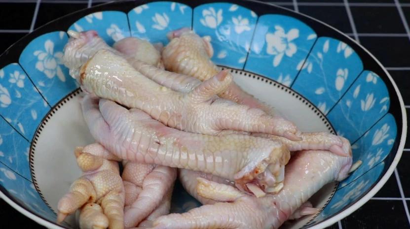 鸡爪怎么脱骨最简单方法？鸡爪去骨1根牙签解决问题