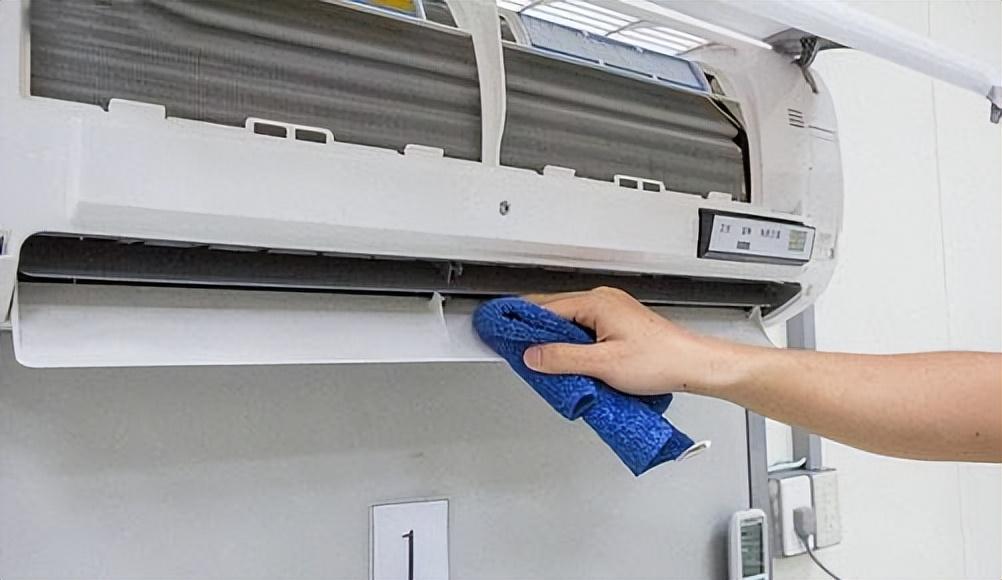 美的空调显示尘满怎么处理呢？空调尘螨去除简单方法