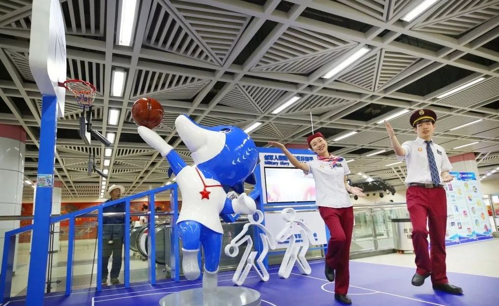 军运会吉祥物“兵兵”亮相地铁站萌翻过往乘客