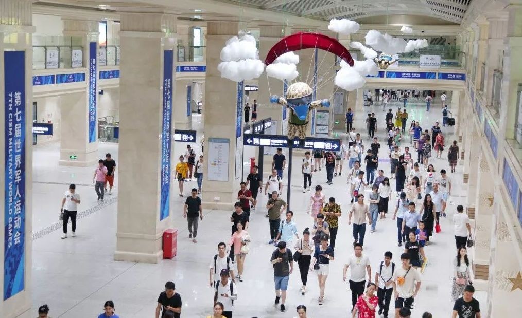 军运会吉祥物“兵兵”亮相地铁站萌翻过往乘客