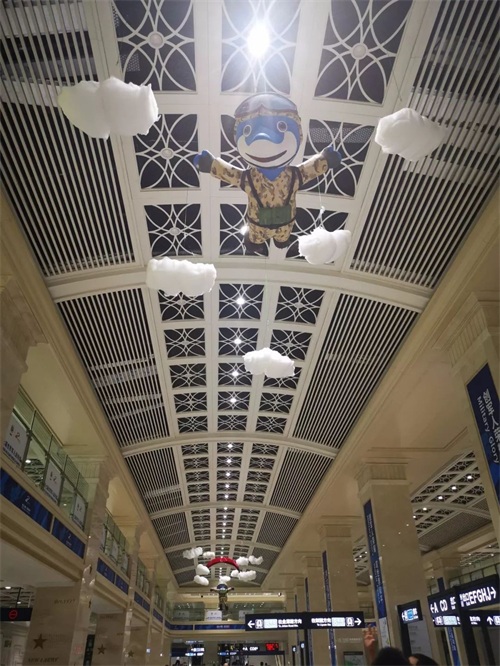 军运会吉祥物“兵兵”亮相地铁站萌翻过往乘客