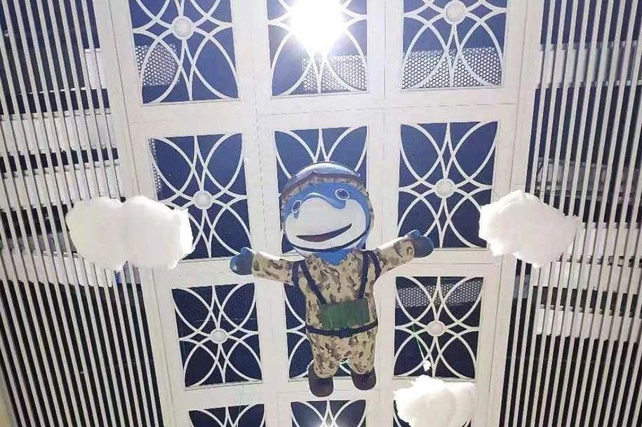 军运会吉祥物“兵兵”亮相地铁站萌翻过往乘客