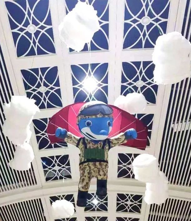 军运会吉祥物“兵兵”亮相地铁站萌翻过往乘客