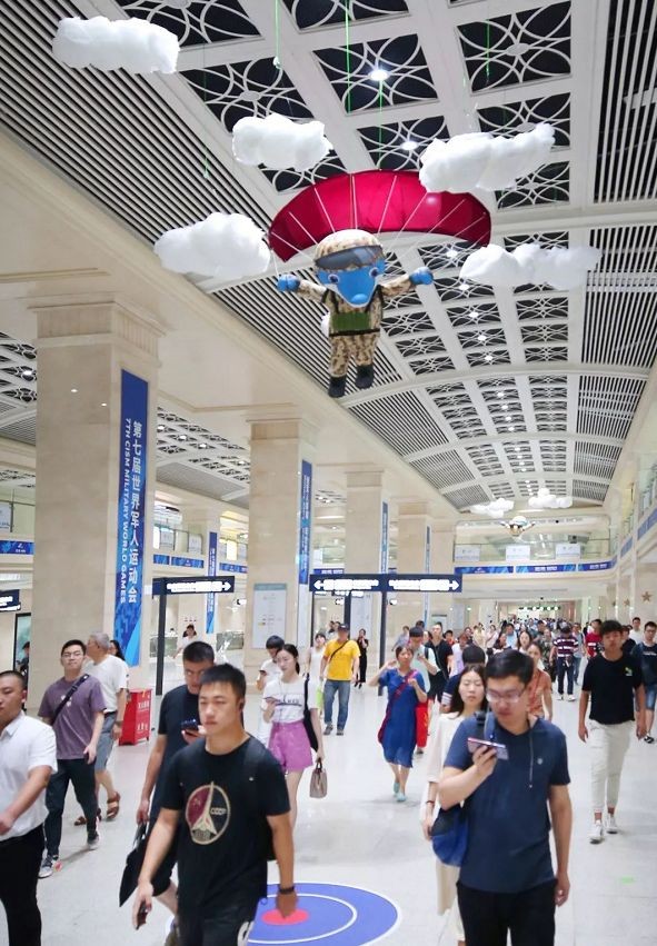 军运会吉祥物“兵兵”亮相地铁站萌翻过往乘客