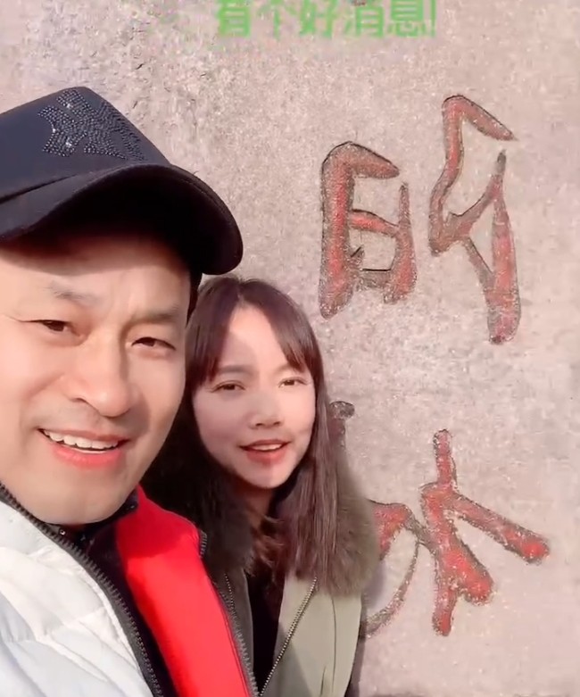 ​54岁蔡维利携娇妻拍视频，合唱默契十足，网友却调侃美颜夸张