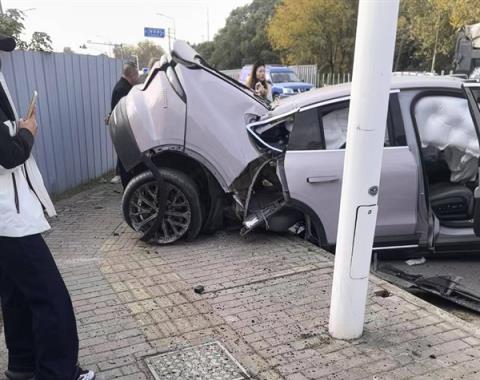 蔚来EC6撞击护栏断成两截 官方回应：电池未发生安全风险(图3)