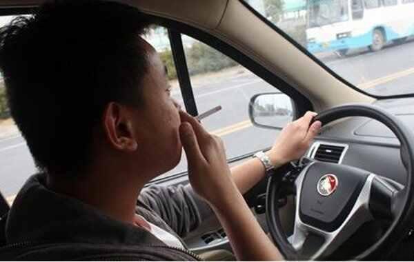 开车可以抽烟吗