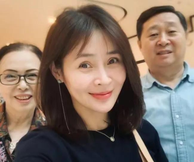 闪婚的婚姻格外美,于明加被公婆和丈夫当作宝