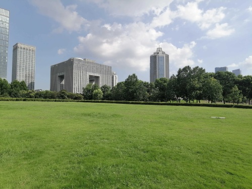 我到了【南京奥体中心】后的感觉是主体建筑气势恢宏,配套公园