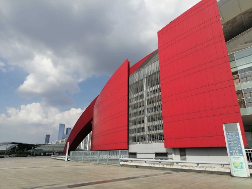 我到了【南京奥体中心】后的感觉是主体建筑气势恢宏,配套公园