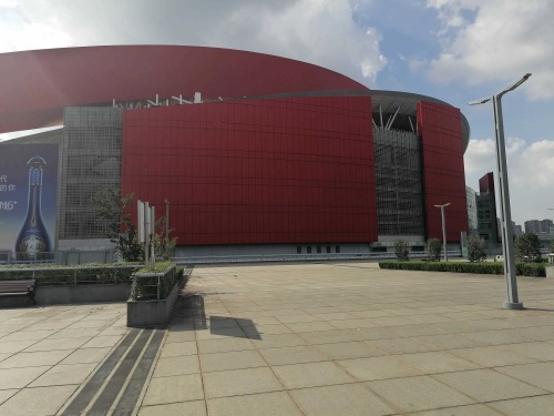 我到了【南京奥体中心】后的感觉是主体建筑气势恢宏,配套公园