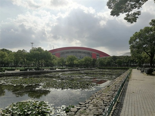 我到了【南京奥体中心】后的感觉是主体建筑气势恢宏,配套公园