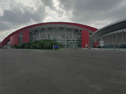 我到了【南京奥体中心】后的感觉是主体建筑气势恢宏,配套公园