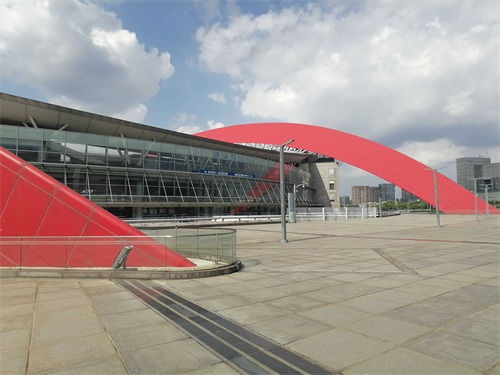 我到了【南京奥体中心】后的感觉是主体建筑气势恢宏,配套公园