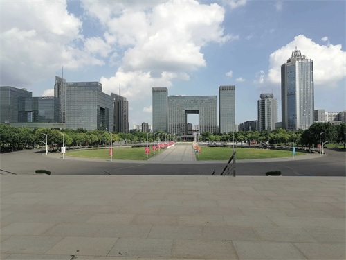 我到了【南京奥体中心】后的感觉是主体建筑气势恢宏,配套公园