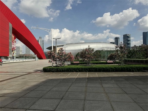 我到了【南京奥体中心】后的感觉是主体建筑气势恢宏,配套公园