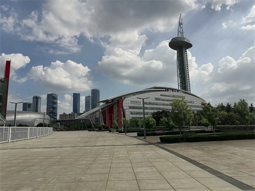 我到了【南京奥体中心】后的感觉是主体建筑气势恢宏,配套公园