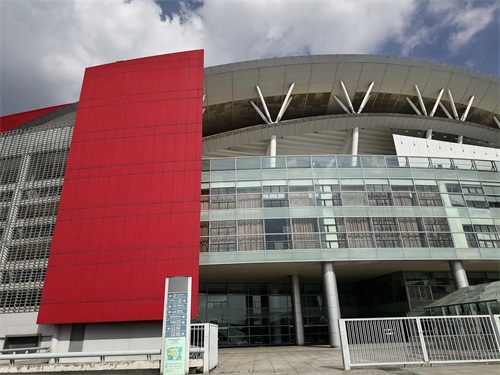 我到了【南京奥体中心】后的感觉是主体建筑气势恢宏,配套公园