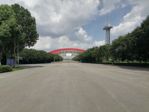 我到了【南京奥体中心】后的感觉是主体建筑气势恢宏,配套公园