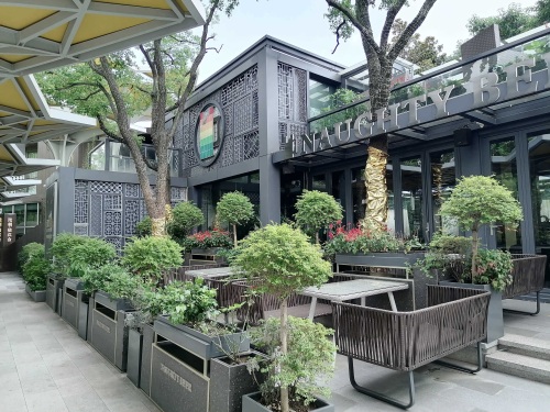 我到了【南京奥体中心】后的感觉是主体建筑气势恢宏,配套公园