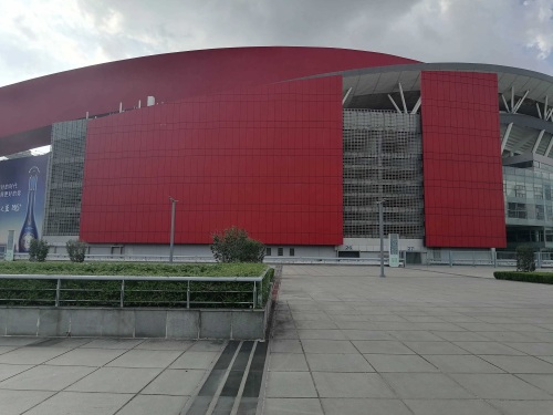我到了【南京奥体中心】后的感觉是主体建筑气势恢宏,配套公园