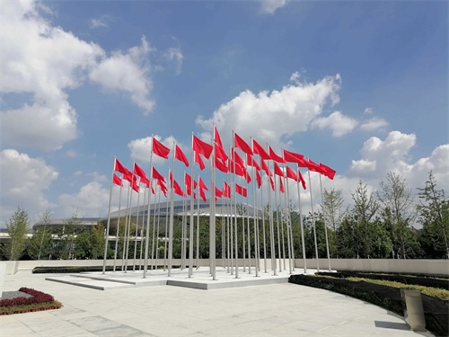 我到了【南京奥体中心】后的感觉是主体建筑气势恢宏,配套公园