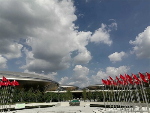 我到了【南京奥体中心】后的感觉是主体建筑气势恢宏,配套公园