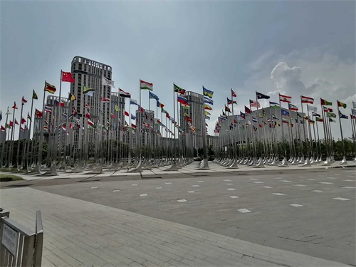 我到了【南京奥体中心】后的感觉是主体建筑气势恢宏,配套公园