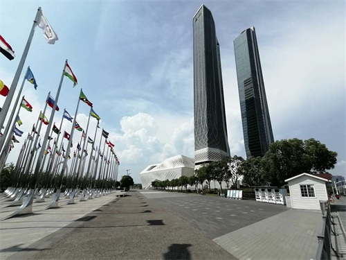 我到了【南京奥体中心】后的感觉是主体建筑气势恢宏,配套公园