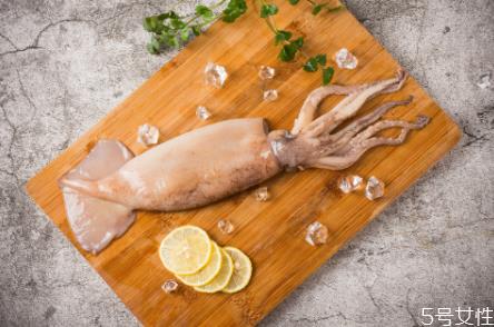 新鲜鱿鱼怎么切花刀？新鲜鱿鱼怎么炒好吃