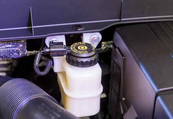 ​汽车制动液是什么东西？制动液是不是就是刹车油